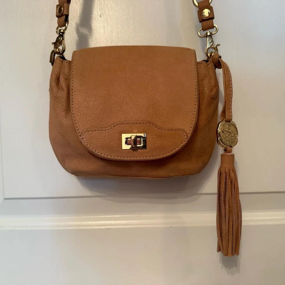 VINCE CAMUTO BAG CROSSBODY TAN LEATHER SHIMMER GOLD TONE HARDWARE FLAP CLOSE